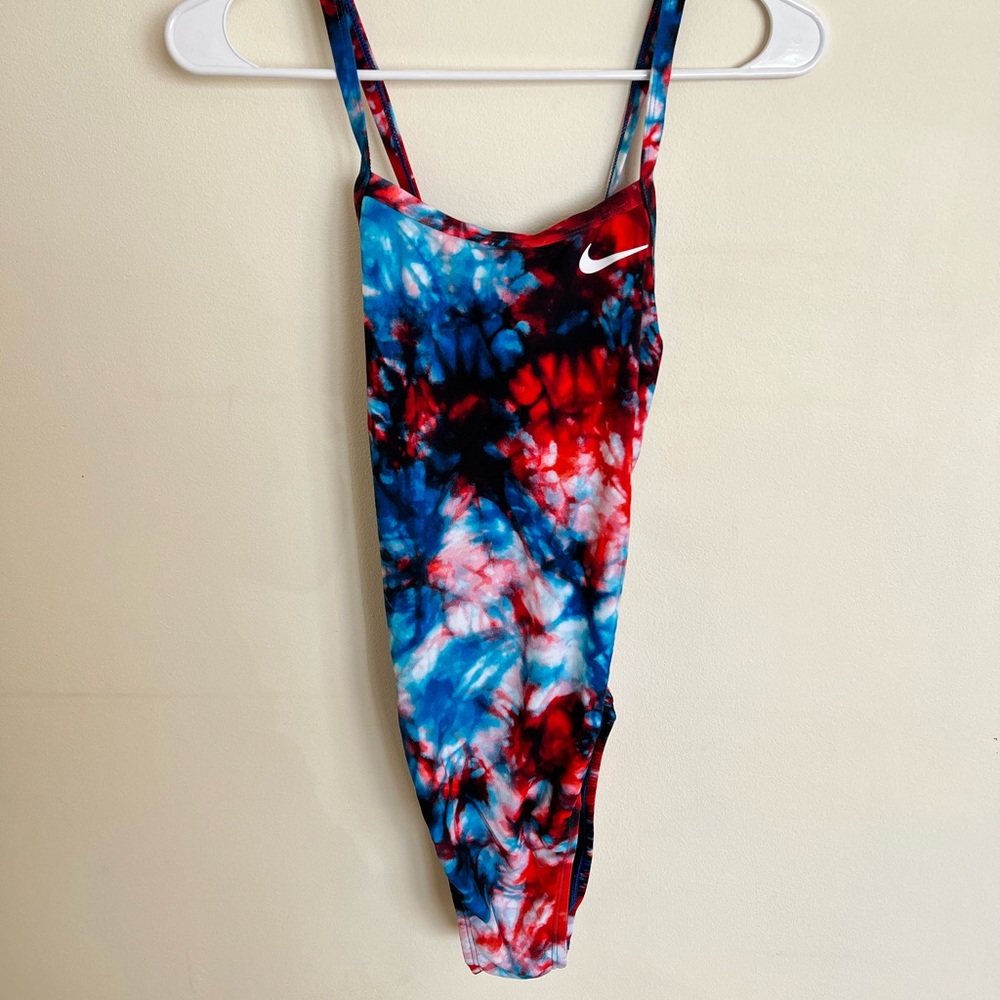 NIKE Women’s HYDRASTRONG Swimsuit Size 34